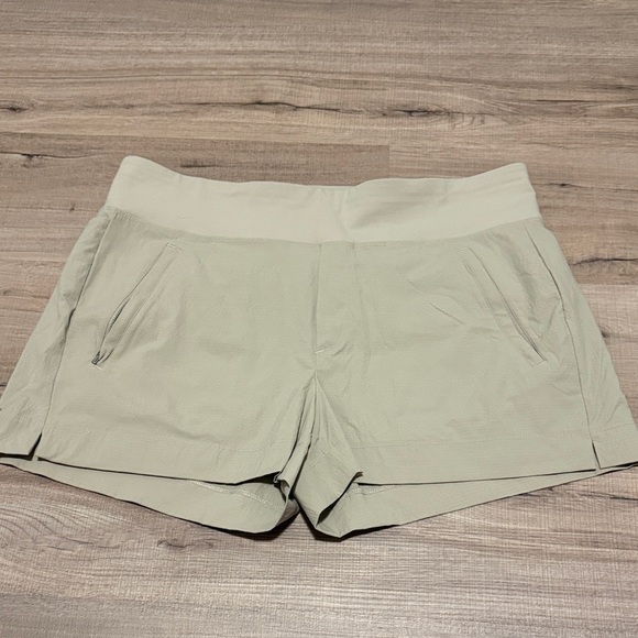 Athleta Pants - Athleta Trekkie North Short in Khaki Tan